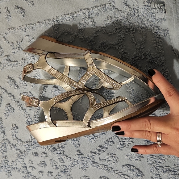 !!CLOSET CLEAR OUT - LAST CHANCE!!Sandals, Sz 7.5, Silver - Picture 5 of 9